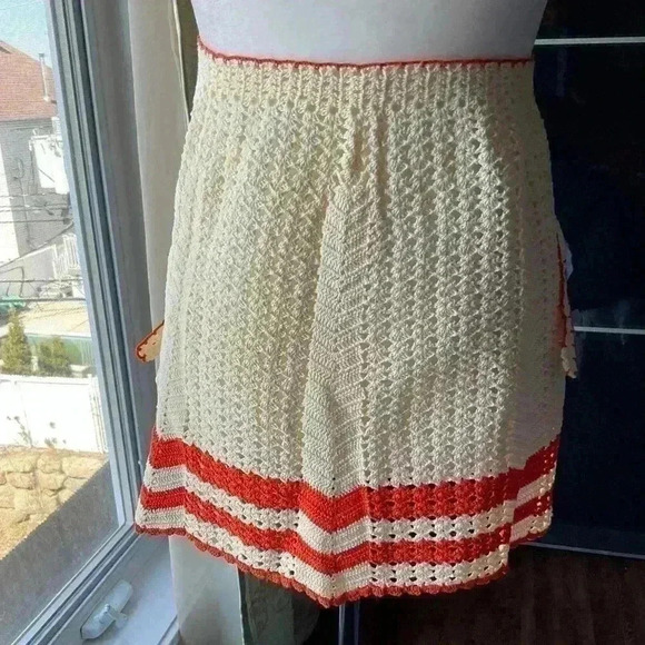 VINTAGE new  crochet apron - Picture 1 of 5